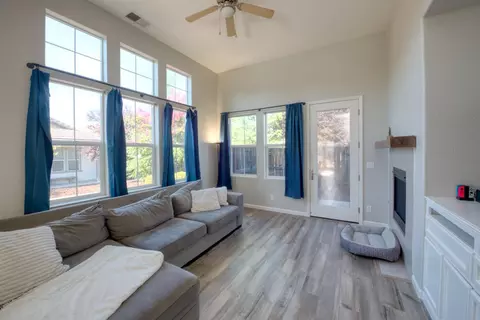 Living - 9442 Vintner Cir, Patterson, CA 95363 photo 2 of 3