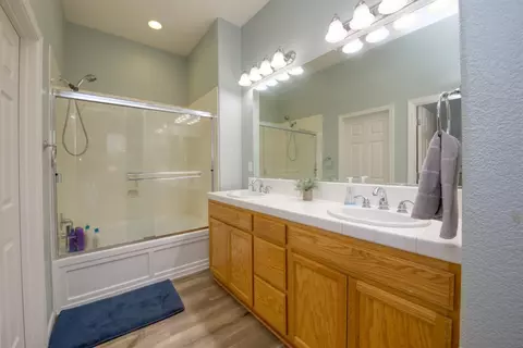 Bath - 9442 Vintner Cir, Patterson, CA 95363 photo 2 of 2