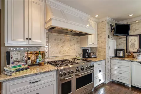 Kitchen - 1550 E Cardella Rd, Merced, CA 95340 photo 8 of 10