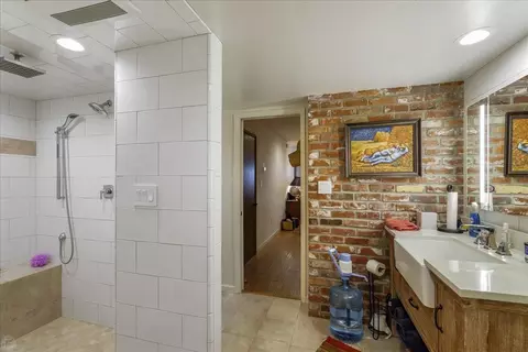 Bath - 1550 E Cardella Rd, Merced, CA 95340 photo 10 of 11