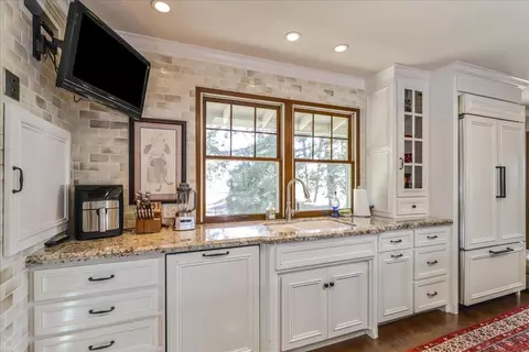Kitchen - 1550 E Cardella Rd, Merced, CA 95340 photo 9 of 10
