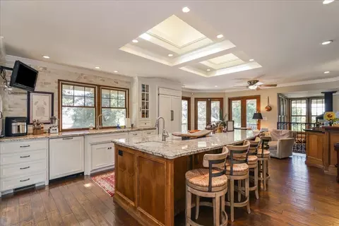Kitchen - 1550 E Cardella Rd, Merced, CA 95340 photo 5 of 10