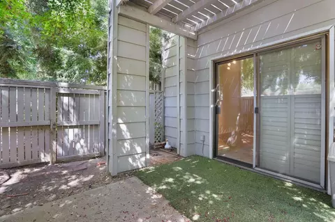 Exterior - 291 Leveland Ln #B, Modesto, CA 95350 photo 7 of 10