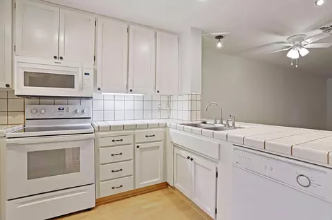 Kitchen - 291 Leveland Ln #B, Modesto, CA 95350 photo 2 of 2