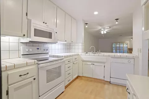 Kitchen - 291 Leveland Ln #B, Modesto, CA 95350 photo 1 of 2