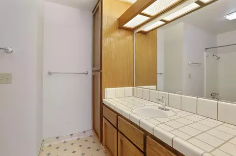 Bath - 291 Leveland Ln #B, Modesto, CA 95350 photo 1 of 5