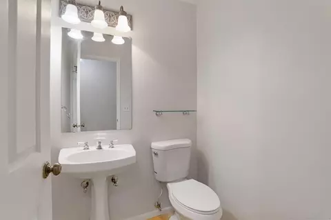 Bath - 291 Leveland Ln #B, Modesto, CA 95350 photo 2 of 5