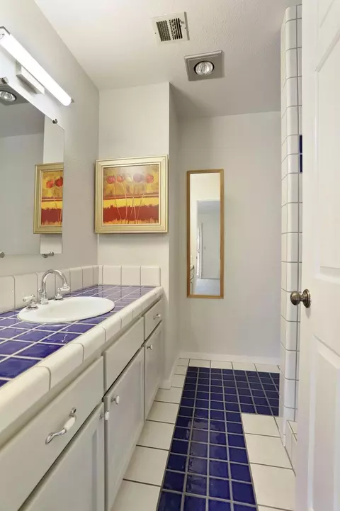 Bath - 291 Leveland Ln #B, Modesto, CA 95350 photo 4 of 5