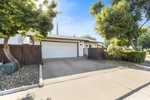 300 Avila Ct, Modesto, CA 95354 photo 2
