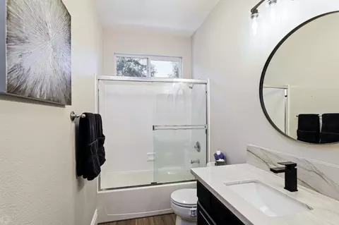 Bath - 559 Glenbriar Cir, Tracy, CA 95377 photo 2 of 4