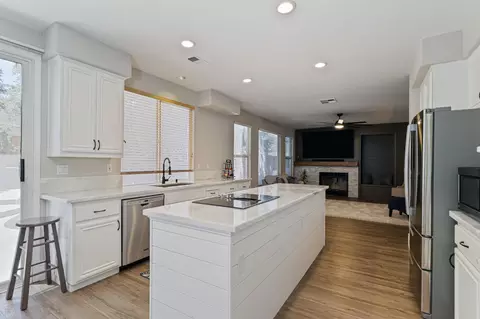 Kitchen - 559 Glenbriar Cir, Tracy, CA 95377 photo 2 of 5