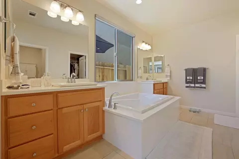 Bath - 1604 Endeavor Way, Modesto, CA 95356 photo 3 of 3