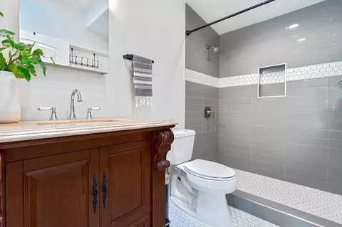 Bath - 4520 Live Oak St, Carmichael, CA 95608 photo 4 of 4