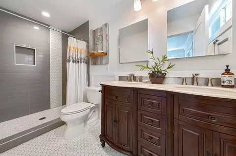 Bath - 4520 Live Oak St, Carmichael, CA 95608 photo 1 of 4
