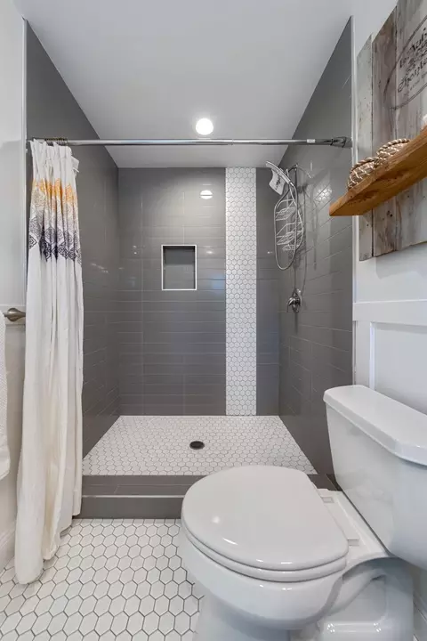 Bath - 4520 Live Oak St, Carmichael, CA 95608 photo 2 of 4