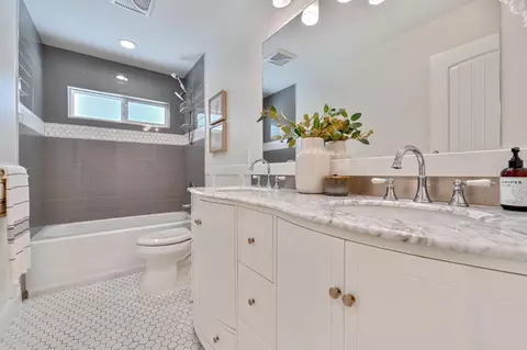 Bath - 4520 Live Oak St, Carmichael, CA 95608 photo 3 of 4