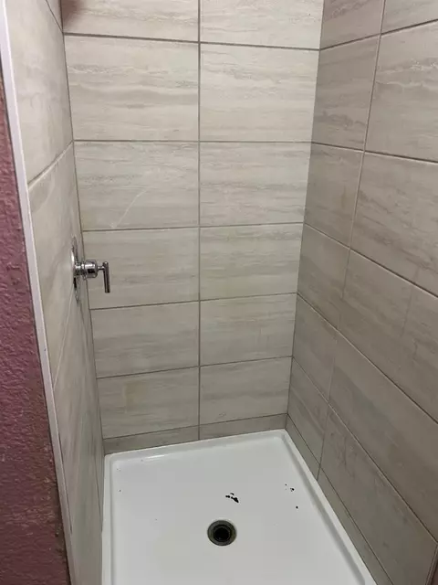 Bath - 849 W Lombardo Ave, Modesto, CA 95351 photo 7 of 10