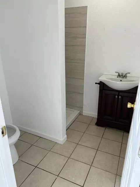 Bath - 849 W Lombardo Ave, Modesto, CA 95351 photo 8 of 10