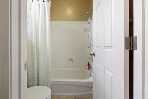 Bath - 1725 Cocomo Pl, Manteca, CA 95337 photo 2 of 4