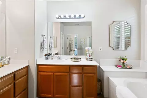 Bath - 1725 Cocomo Pl, Manteca, CA 95337 photo 4 of 4