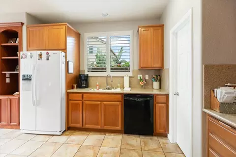 Kitchen - 1725 Cocomo Pl, Manteca, CA 95337 photo 3 of 5