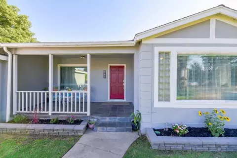 Exterior - 262 E 23rd St, Merced, CA 95340 photo 4 of 14