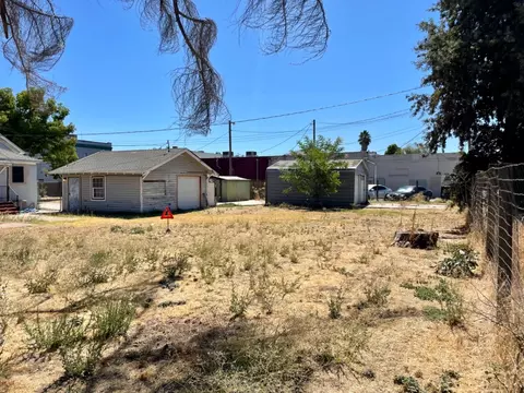 Exterior - 313 E St, Waterford, CA 95386 photo 8 of 13