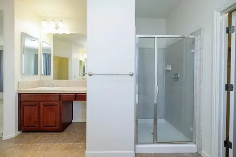 Bath - 3668 Valley Oak Dr, Ceres, CA 95307 photo 4 of 7