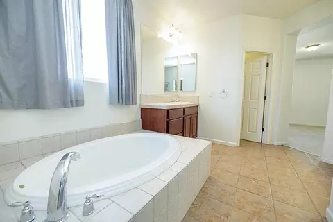 Bath - 3668 Valley Oak Dr, Ceres, CA 95307 photo 5 of 7