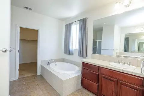 Bath - 3668 Valley Oak Dr, Ceres, CA 95307 photo 3 of 7