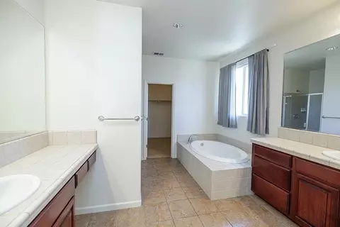Bath - 3668 Valley Oak Dr, Ceres, CA 95307 photo 2 of 7