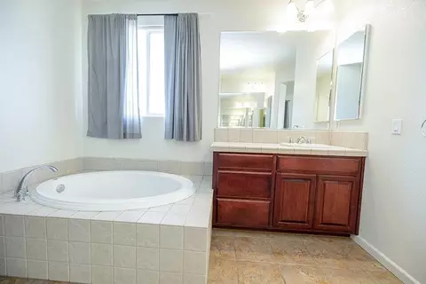 Bath - 3668 Valley Oak Dr, Ceres, CA 95307 photo 6 of 7