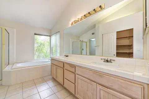 Bath - 5220 Windham Way, Rocklin, CA 95765 photo 2 of 5