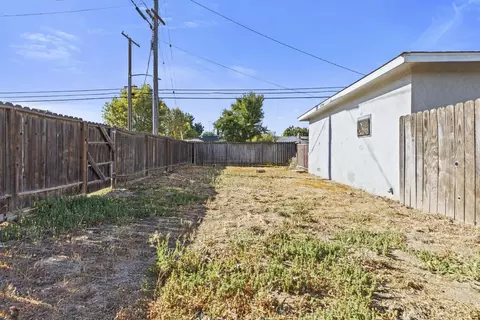 Exterior - 239 E Roseburg Ave, Modesto, CA 95350 photo 4 of 7