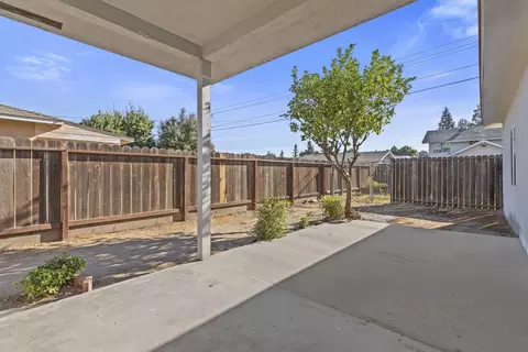 Exterior - 239 E Roseburg Ave, Modesto, CA 95350 photo 3 of 7