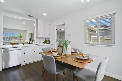 Dining - 811 Comstock Dr, Folsom, CA 95630 photo 2 of 4