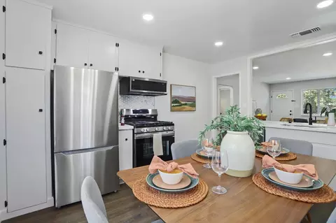 Dining - 811 Comstock Dr, Folsom, CA 95630 photo 3 of 4