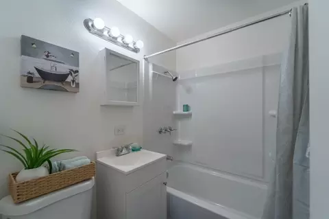 Bath - 2197 Meadowbrook Ave, Merced, CA 95348 photo 1 of 1