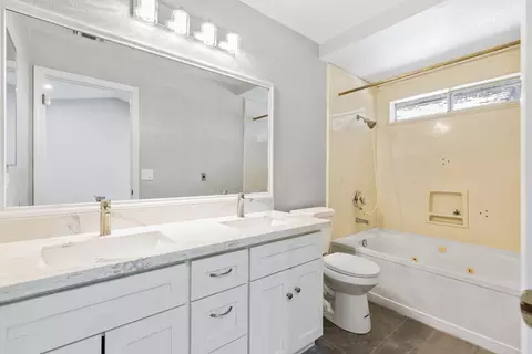 Bath - 5101 Kovanda Ave, Carmichael, CA 95608 photo 4 of 4