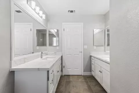 Bath - 5101 Kovanda Ave, Carmichael, CA 95608 photo 3 of 4