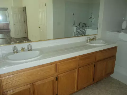 Bath - 2413 Fallwater Ln, Carmichael, CA 95608 photo 3 of 5