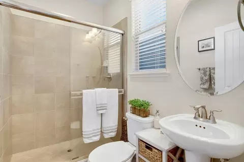 Bath - 751 Baronial Ct, Rocklin, CA 95765 photo 1 of 6