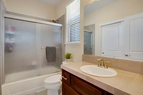 Bath - 751 Baronial Ct, Rocklin, CA 95765 photo 5 of 6
