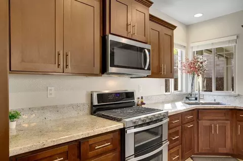 Kitchen - 751 Baronial Ct, Rocklin, CA 95765 photo 5 of 6