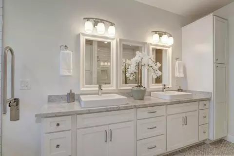 Bath - 3444 Garfield Ave, Carmichael, CA 95608 photo 4 of 8