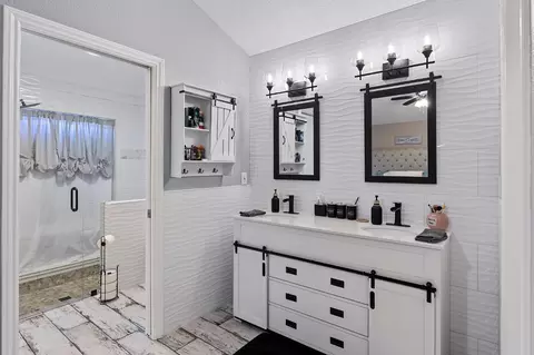 Bath - 801 Eastridge Dr, Modesto, CA 95355 photo 3 of 4