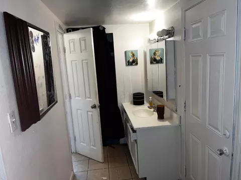 Bath - 126 W 23rd St, Tracy, CA 95376 photo 2 of 2