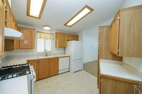 Kitchen - 20 Schooner Ln, Modesto, CA 95356 photo 3 of 5