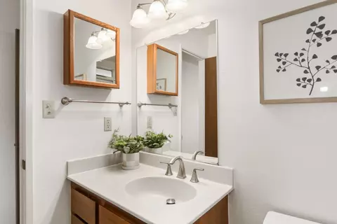 Bath - 605 Isla Pl, Davis, CA 95616 photo 2 of 3