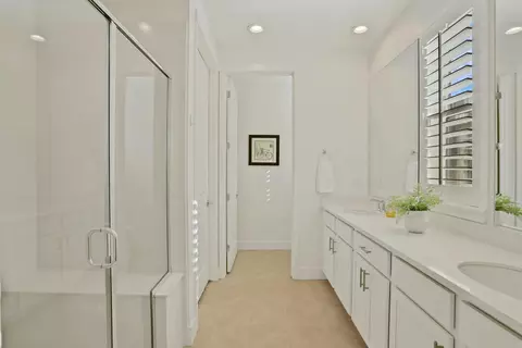Bath - 650 Heathridge St, Manteca, CA 95336 photo 2 of 4